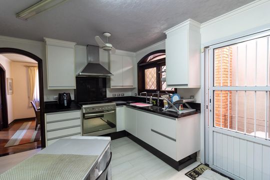 Casa no Brooklin, 3 quartos, 2 suítes, churrasqueira no condomínio, para comprar. — Cozinha