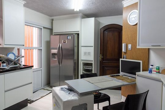 Casa no Brooklin, 3 quartos, 2 suítes, churrasqueira no condomínio, para comprar. — Cozinha