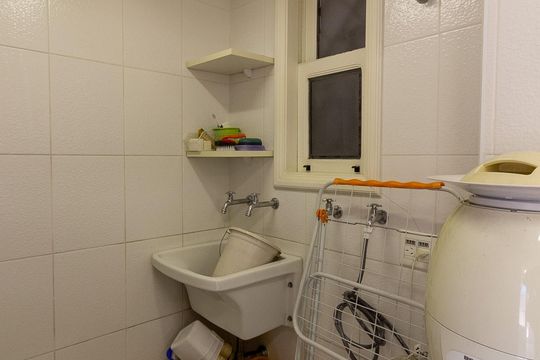 Casa no Brooklin, 3 quartos, 2 suítes, churrasqueira no condomínio, para comprar. — Área de Serviço