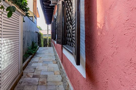 Casa no Brooklin, 3 quartos, 2 suítes, churrasqueira no condomínio, para comprar. — Quintal
