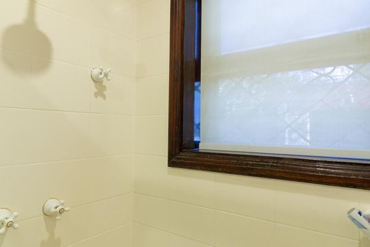 Casa no Brooklin, 3 quartos, 2 suítes, churrasqueira no condomínio, para comprar. — Banheiro da Suíte 2