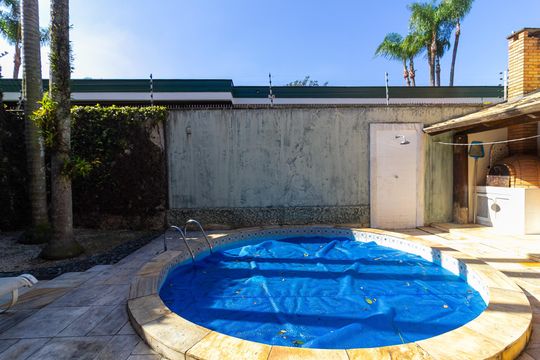 Casa no Brooklin, 3 quartos, 2 suítes, churrasqueira no condomínio, para comprar. — Área Gourmet