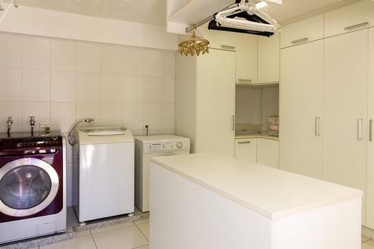 Casa no Brooklin, 3 quartos, 2 suítes, churrasqueira no condomínio, para comprar. — Área de Serviço