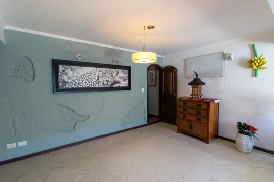 Casa no Brooklin, 3 quartos, 2 suítes, churrasqueira no condomínio, para comprar. — Sala de Tv