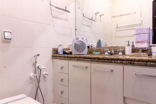 Casa no Brooklin, 3 quartos, 2 suítes, churrasqueira no condomínio, para comprar. — Banheiro da Suíte 1