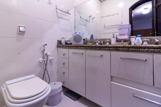 Casa no Brooklin, 3 quartos, 2 suítes, churrasqueira no condomínio, para comprar. — Banheiro da Suíte 1