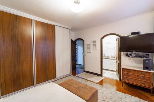 Casa no Brooklin, 3 quartos, 2 suítes, churrasqueira no condomínio, para comprar. — Suíte 1