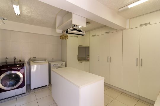 Casa no Brooklin, 3 quartos, 2 suítes, churrasqueira no condomínio, para comprar. — Área de Serviço