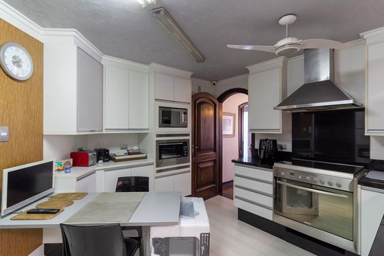 Casa no Brooklin, 3 quartos, 2 suítes, churrasqueira no condomínio, para comprar. — Cozinha