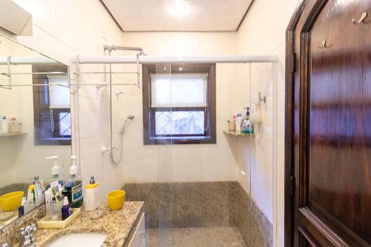 Casa no Brooklin, 3 quartos, 2 suítes, churrasqueira no condomínio, para comprar. — Banheiro da Suíte 1