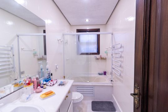 Casa no Brooklin, 3 quartos, 2 suítes, churrasqueira no condomínio, para comprar. — Banheiro da Suíte 2
