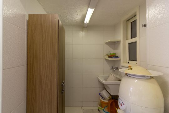 Casa no Brooklin, 3 quartos, 2 suítes, churrasqueira no condomínio, para comprar. — Área de Serviço