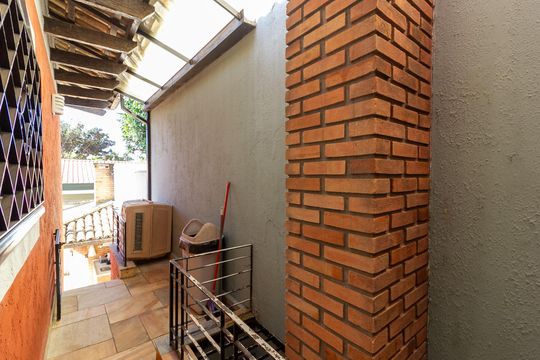 Casa no Brooklin, 3 quartos, 2 suítes, churrasqueira no condomínio, para comprar. — Quintal