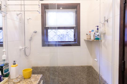 Casa no Brooklin, 3 quartos, 2 suítes, churrasqueira no condomínio, para comprar. — Banheiro da Suíte 1