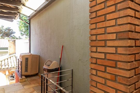 Casa no Brooklin, 3 quartos, 2 suítes, churrasqueira no condomínio, para comprar. — Quintal