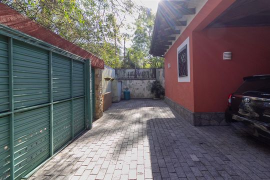 Casa no Brooklin, 3 quartos, 2 suítes, churrasqueira no condomínio, para comprar. — Garagem