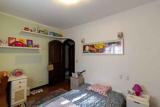 Casa no Brooklin, 3 quartos, 2 suítes, churrasqueira no condomínio, para comprar. — Suíte 2
