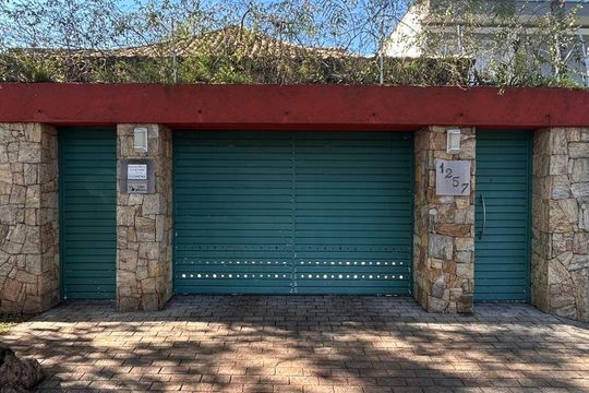 Casa no Brooklin, 3 quartos, 2 suítes, churrasqueira no condomínio, para comprar. — Fachada