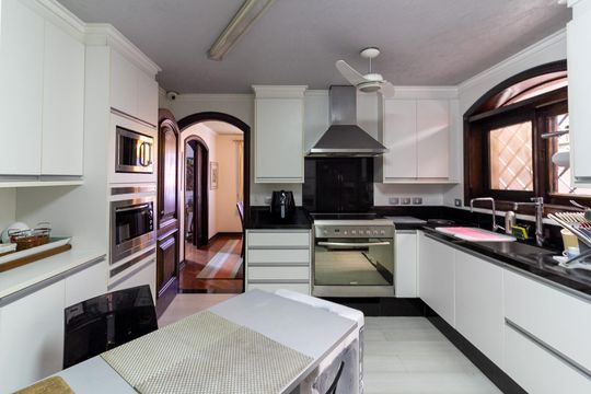 Casa no Brooklin, 3 quartos, 2 suítes, churrasqueira no condomínio, para comprar. — Cozinha