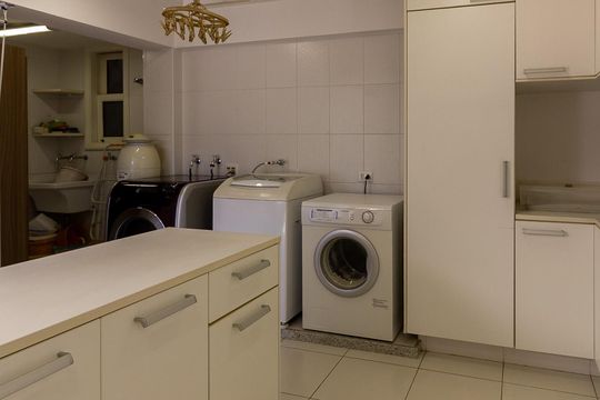 Casa no Brooklin, 3 quartos, 2 suítes, churrasqueira no condomínio, para comprar. — Área de Serviço