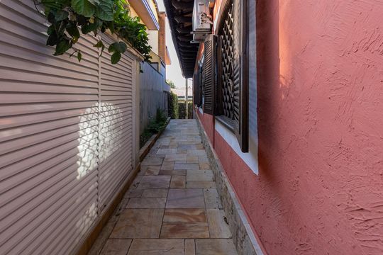 Casa no Brooklin, 3 quartos, 2 suítes, churrasqueira no condomínio, para comprar. — Quintal