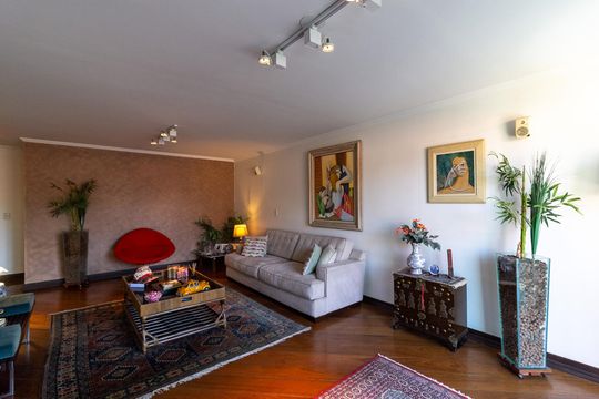 Casa no Brooklin, 3 quartos, 2 suítes, churrasqueira no condomínio, para comprar. — Sala