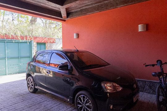 Casa no Brooklin, 3 quartos, 2 suítes, churrasqueira no condomínio, para comprar. — Garagem