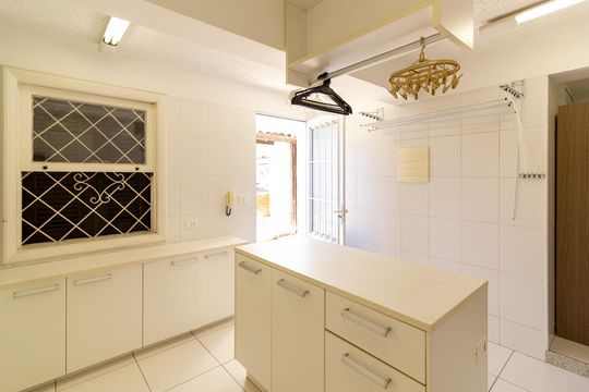 Casa no Brooklin, 3 quartos, 2 suítes, churrasqueira no condomínio, para comprar. — Área de Serviço