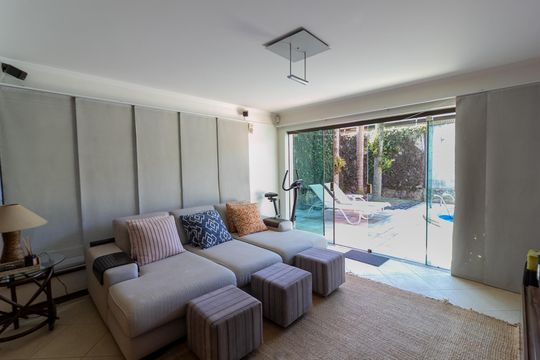 Casa no Brooklin, 3 quartos, 2 suítes, churrasqueira no condomínio, para comprar. — Sala de Tv