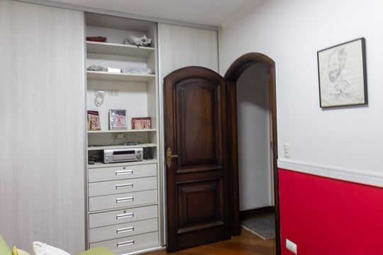 Casa no Brooklin, 3 quartos, 2 suítes, churrasqueira no condomínio, para comprar. — Escritório