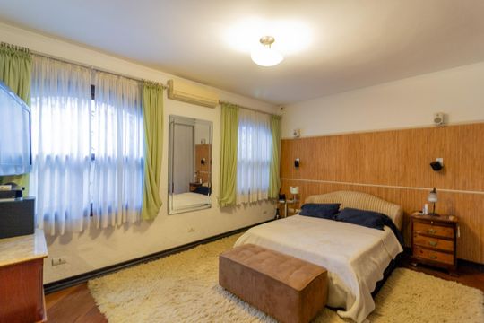 Casa no Brooklin, 3 quartos, 2 suítes, churrasqueira no condomínio, para comprar. — Suíte 1