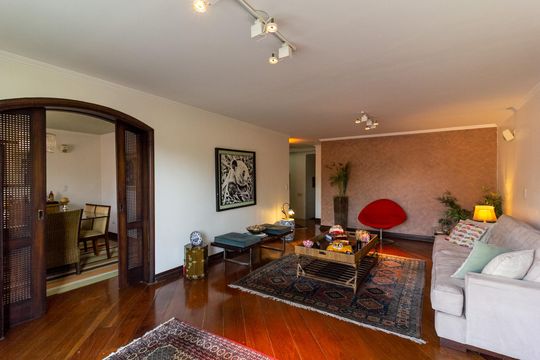 Casa no Brooklin, 3 quartos, 2 suítes, churrasqueira no condomínio, para comprar. — Sala