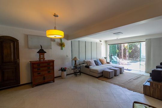 Casa no Brooklin, 3 quartos, 2 suítes, churrasqueira no condomínio, para comprar. — Sala de Tv