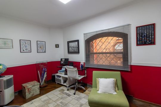 Casa no Brooklin, 3 quartos, 2 suítes, churrasqueira no condomínio, para comprar. — Escritório