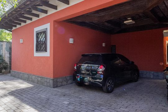Casa no Brooklin, 3 quartos, 2 suítes, churrasqueira no condomínio, para comprar. — Garagem