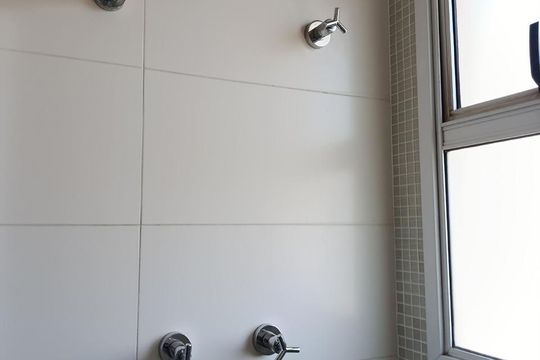 Compra apartamento com varanda, 3 quartos e academia no condomínio. — Banheiro social