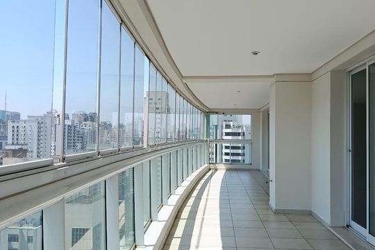 Compra apartamento com varanda, 3 quartos e academia no condomínio. — Varanda da Sala