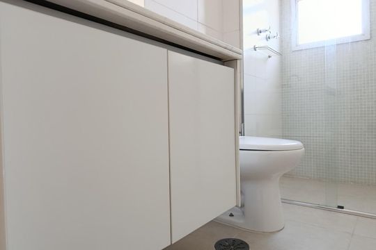 Compra apartamento com varanda, 3 quartos e academia no condomínio. — Banheiro social