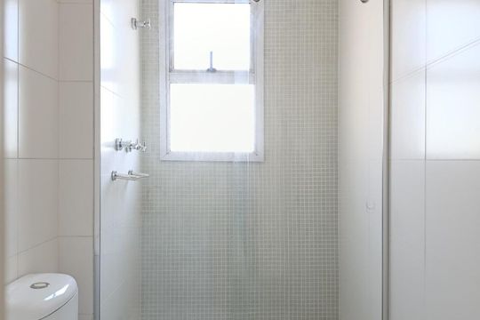 Compra apartamento com varanda, 3 quartos e academia no condomínio. — Banheiro social