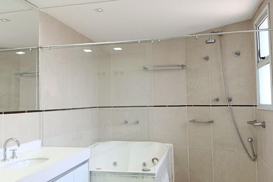 Compra apartamento com varanda, 3 quartos e academia no condomínio. — Banheiro da Suíte 2
