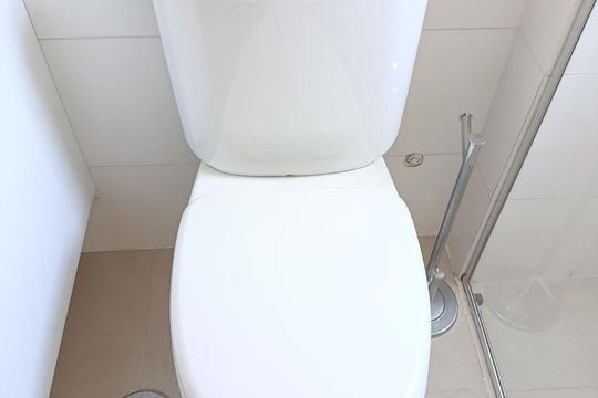 Compra apartamento com varanda, 3 quartos e academia no condomínio. — Banheiro social