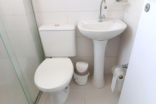 Compra apartamento com varanda, 3 quartos e academia no condomínio. — Área de Serviço - banheiro