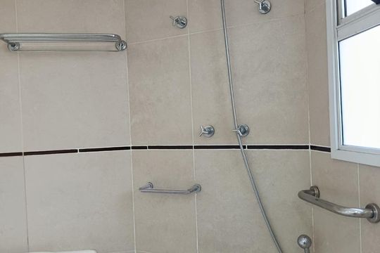 Compra apartamento com varanda, 3 quartos e academia no condomínio. — Banheiro da Suíte 2