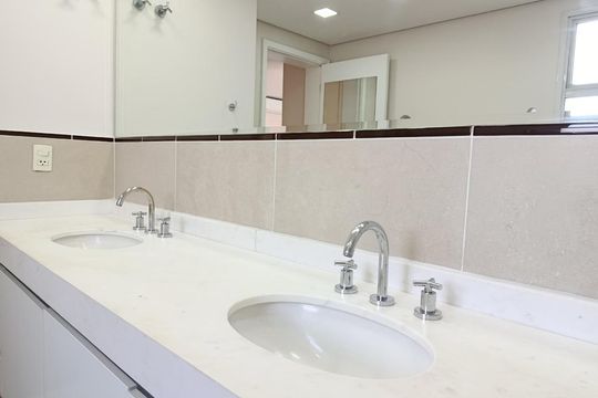 Compra apartamento com varanda, 3 quartos e academia no condomínio. — Banheiro da Suíte 2