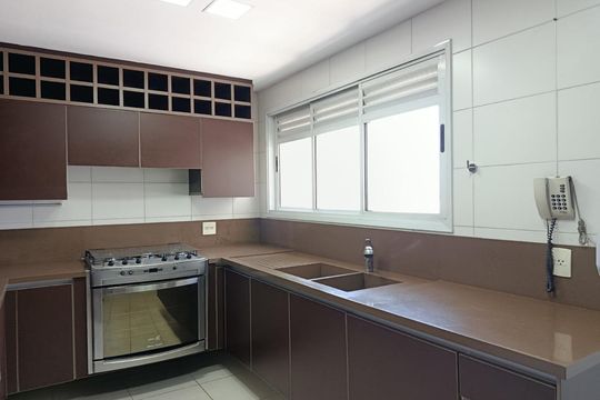 Compra apartamento com varanda, 3 quartos e academia no condomínio. — Cozinha