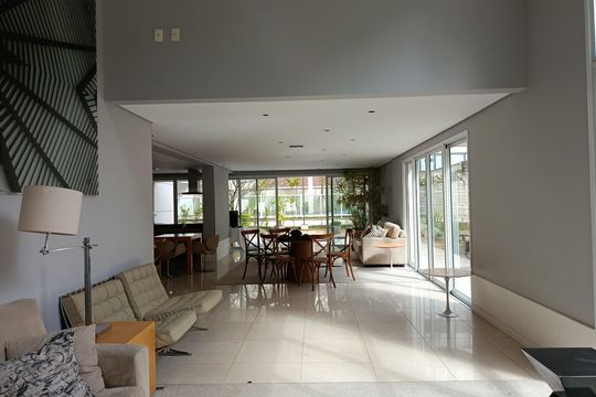 Compra apartamento com varanda, 3 quartos e academia no condomínio. — Área comum