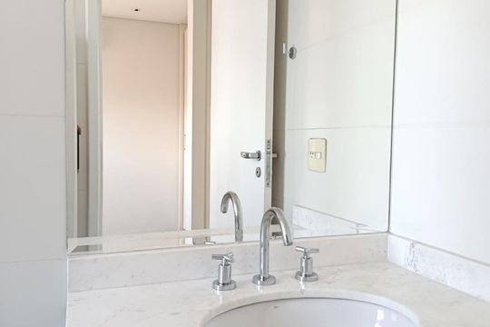 Compra apartamento com varanda, 3 quartos e academia no condomínio. — Banheiro da Suíte 1