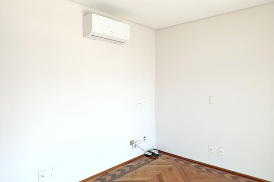 Compra apartamento com varanda, 3 quartos e academia no condomínio. — Quarto