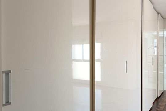 Compra apartamento com varanda, 3 quartos e academia no condomínio. — Closet da Suíte 1
