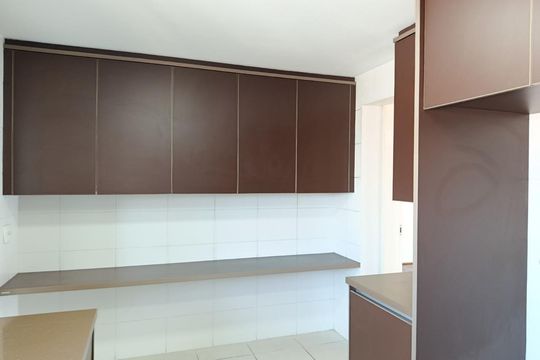 Compra apartamento com varanda, 3 quartos e academia no condomínio. — Cozinha